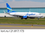 Boeing 737 (бортовой VQ-BLS) авиакомпании «Якутия» на рулении во Внукове (2011 год). Редакционное фото, фотограф Alexei Tavix / Фотобанк Лори