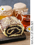 Poppy seed cake with honey. Party dessert. Стоковое фото, агентство BE&W Photo / Фотобанк Лори