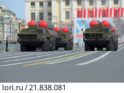 Несколько ракетных пусковых установок ЗРС С-300ПМ на репетиции парада в честь Дня Победы в Санкт-Петербурге (2015 год). Редакционное фото, фотограф Виктор Карасев / Фотобанк Лори