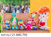 Красочные вязаные куклы, игрушки стоят на полке. Ярмарка, продажа (2014 год). Редакционное фото, фотограф Несинов Олег / Фотобанк Лори