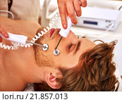 Man receiving electric facial peeling hydradermie massage. Стоковое фото, фотограф Gennadiy Poznyakov / Фотобанк Лори