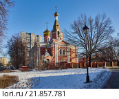 Патриаршее подворье - храм Воскресения Христова на бывшем Семеновском кладбище (2016 год). Стоковое фото, фотограф Михаил Широков / Фотобанк Лори