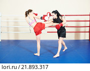 Muay thai woman fighting at training ring. Стоковое фото, фотограф Дмитрий Калиновский / Фотобанк Лори