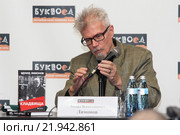 Эдуард Лимонов на презентации книги "Книга мертвых 3. Кладбища" в магазине "Буквоед".Санкт-Петербург. (2015 год). Редакционное фото, фотограф Роман Рожков / Фотобанк Лори