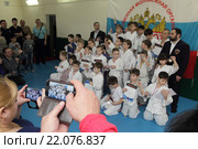 Борьба дзюдо, родители фотографируют группу детей (2016 год). Редакционное фото, фотограф Дмитрий Неумоин / Фотобанк Лори