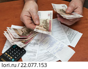 Пожилой мужчина подсчитывает деньги на оплату коммунальных услуг (2016 год). Редакционное фото, фотограф Игорь Низов / Фотобанк Лори