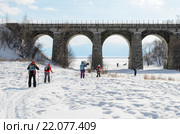 Лыжники проходят под виадуком на Кругобайкальской железной дороге. Стоковое фото, фотограф Юлия Батурина / Фотобанк Лори