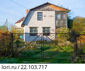 Дачный дом с ломанной крышей из газобетонных блоков. Стоковое фото, фотограф Александр Щепин / Фотобанк Лори