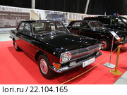 Советский легковой автомобиль среднего класса ГАЗ-24-34 черного цвета на выставочной экспозиции XXV Олдтаймер-Галереи И. Сорокина в Сокольниках, Москва (2016 год). Редакционное фото, фотограф Алексей Гусев / Фотобанк Лори