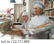 Женщины, продающие кондитерские изделия. Стоковое фото, фотограф Татьяна Яцевич / Фотобанк Лори