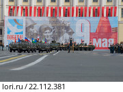Знаменная группа на автомобилях УАЗ-469 во главе колонны военной техники. Репетиция парада в честь Дня Победы в Санкт-Петербурге (2015 год). Редакционное фото, фотограф Виктор Карасев / Фотобанк Лори