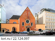 Капуцинеркирхе (нем. Kapuzinerkirche) — название церкви Богородицы Ангелов и монастыря ордена капуцинов в Вене, на Нойе-Маркт-плац (2016 год). Редакционное фото, фотограф Валерия Попова / Фотобанк Лори