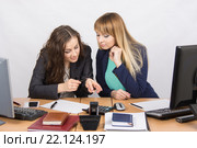 Молодые офисные работницы увлеченно обсуждают губную помаду за рабочим столом. Стоковое фото, фотограф Иванов Алексей / Фотобанк Лори
