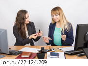 Офисные работницы увлеченно делятся секретами макияжа друг с другом. Стоковое фото, фотограф Иванов Алексей / Фотобанк Лори