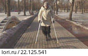 Пожилая женщина на костылях в городском парке. Стоковое видео, видеограф Серёга / Фотобанк Лори