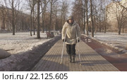 Пожилая женщина на костылях в городском парке. Стоковое видео, видеограф Серёга / Фотобанк Лори