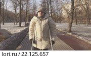 Пожилая женщина на костылях в городском парке. Стоковое видео, видеограф Серёга / Фотобанк Лори