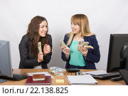Две очень счастливые офисные девушки радостно держат пачки денег в руках. Стоковое фото, фотограф Иванов Алексей / Фотобанк Лори