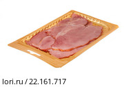 Нарезка грудинки варено-копченой в вакуумной установке на белом фоне. Стоковое фото, фотограф Литвяк Игорь / Фотобанк Лори