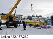 Погрузка опоры аварийного резерва ЛЭП 110кВ в транспортном контейнере (2016 год). Редакционное фото, фотограф Александр Тараканов / Фотобанк Лори