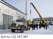 Погрузка опоры аварийного резерва ЛЭП 110кВ в автомобиль (2016 год). Редакционное фото, фотограф Александр Тараканов / Фотобанк Лори
