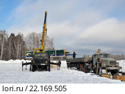 Выгрузка опоры аварийного резерва ЛЭП 110кВ из кузова автомобиля (2016 год). Редакционное фото, фотограф Александр Тараканов / Фотобанк Лори