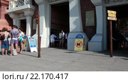 Небольшая очередь в кассу аквапарка Сиам в утреннее время. Парк Сиам (Siam) в городе Коста Адехе (Costa Adeje). Тенерифе, Канарские острова, Испания (2016 год). Редакционное видео, видеограф Кекяляйнен Андрей / Фотобанк Лори