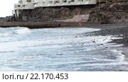 Черный песок пляжа Playa de Ajabo в городе Callao Salvaje. Волны Атлантического океана. Тенерифе, Канарские острова, Испания (2016 год). Стоковое видео, видеограф Кекяляйнен Андрей / Фотобанк Лори