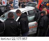 Презентация автомобиля Lada Xray на улицах города (2016 год). Редакционное фото, фотограф Вячеслав Палес / Фотобанк Лори