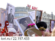 Портреты фронтовиков в руках участников акции "Бессмертный полк", 9 мая 2015 года. Москва, Тверская улица. Редакционное фото, фотограф Илюхина Наталья / Фотобанк Лори