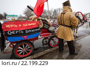 Лошадь, запряженная в телегу с пулеметом, стилизованную в стиле революционных годов, стоит на улице в городе Суздале Владимирской области, Россия (2016 год). Редакционное фото, фотограф Николай Винокуров / Фотобанк Лори