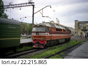 Тепловоз ТЭП70-0034 у платформы Варшавского вокзала (фотоплёнка, 1993год) Редакционное фото, фотограф Юрий Акимов / Фотобанк Лори