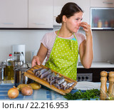 Female with foul fish that stinks. Стоковое фото, фотограф Яков Филимонов / Фотобанк Лори