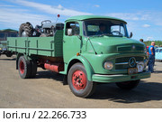 Грузовик Mercedes Benz-1113 крупным планом. Парад ретроавтомобилей в Керимяки, Финляндия (2015 год). Редакционное фото, фотограф Виктор Карасев / Фотобанк Лори
