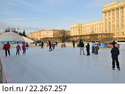 Открытый искусственный каток на Московской площади на празнике Масленицы на Московской площади в Санкт-Петербурге 2016-03-13. Редакционное фото, фотограф Максим Мицун / Фотобанк Лори