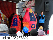 Зрители смотрят концерт на празднике Масленицы. Московская площадь. Санкт-Петербург (2016 год). Редакционное фото, фотограф Максим Мицун / Фотобанк Лори