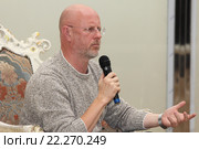 Дмитрий Пучков (Гоблин) выступает в арт-пространстве Freedom palace в дискуссионном клубе «Тренд» (2016 год). Редакционное фото, фотограф Роман Рожков / Фотобанк Лори