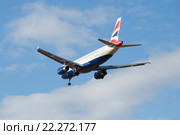 Самолет Airbus A320-232 (G-EUYM) British Airways улетает в облачное небо (2016 год). Редакционное фото, фотограф Виктор Карасев / Фотобанк Лори