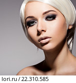 Fashion portrait of young woman with blond hairs and black makeup of eye. Стоковое фото, фотограф Валуа Виталий / Фотобанк Лори