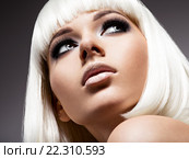 Fashion portrait of young beautiful woman with white hairs and black makeup. Стоковое фото, фотограф Валуа Виталий / Фотобанк Лори