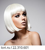 Beautiful woman with hairstyle bob and fashion black makeup of eye. Стоковое фото, фотограф Валуа Виталий / Фотобанк Лори