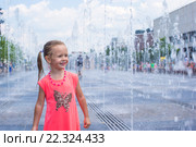 Радостная девочка в городском фонтане (2014 год). Редакционное фото, фотограф Дмитрий Травников / Фотобанк Лори