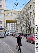 Москва. Малый Палашевский переулок. Вид через арку дома 19А на Тверскую улицу (2016 год). Редакционное фото, фотограф Илюхина Наталья / Фотобанк Лори