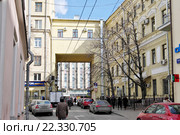 Москва. Малый Палашевский переулок. Вид через арку на Тверскую улицу (2016 год). Редакционное фото, фотограф Илюхина Наталья / Фотобанк Лори