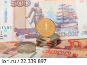 Монета 10 рублей и купюры 5000 и 500 рублей. Стоковое фото, фотограф Яна Королёва / Фотобанк Лори