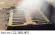 Пар поднимается из ливневой решётки.Steam rising from a sewer grate in the street. Стоковое видео, видеограф Георгий Дзюра / Фотобанк Лори