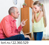 Man lecturing unpleased little girl. Стоковое фото, фотограф Яков Филимонов / Фотобанк Лори