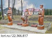 Карпатские , Гуцульские музыканты - скрипач, барабанщик и трубач. Деревянные изделия, статуэтки. (2016 год). Редакционное фото, фотограф Несинов Олег / Фотобанк Лори