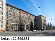 Вид на гостиницу Славянка, построена в стиле тоталитарной архитектуры в 1935 году, Суворовская площадь, 2, строение 3 (2016 год). Редакционное фото, фотограф Алексей Голованов / Фотобанк Лори