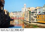 houses and church on river Onyar in Gerona. Стоковое фото, фотограф Яков Филимонов / Фотобанк Лори